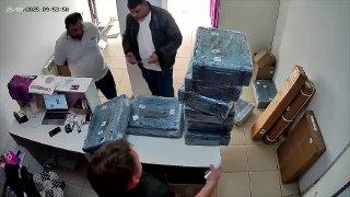 В Подмосковье клиенты довели сотрудника ПВЗ, отказавшись от кучи тяжелых...