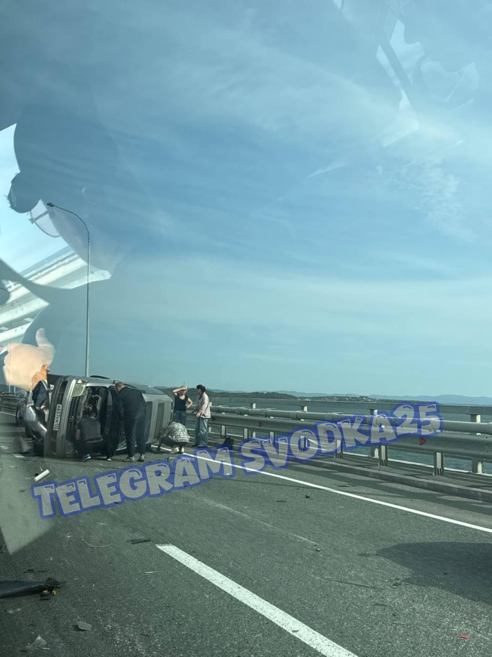 🗣Во Владивостоке на Низководном мосту сегодня перевернулся автомобиль в...
