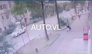 🚨 Мопед сбил 8‑летнюю девочку на пешеходном переходе во Владивостоке — водитель скрылся