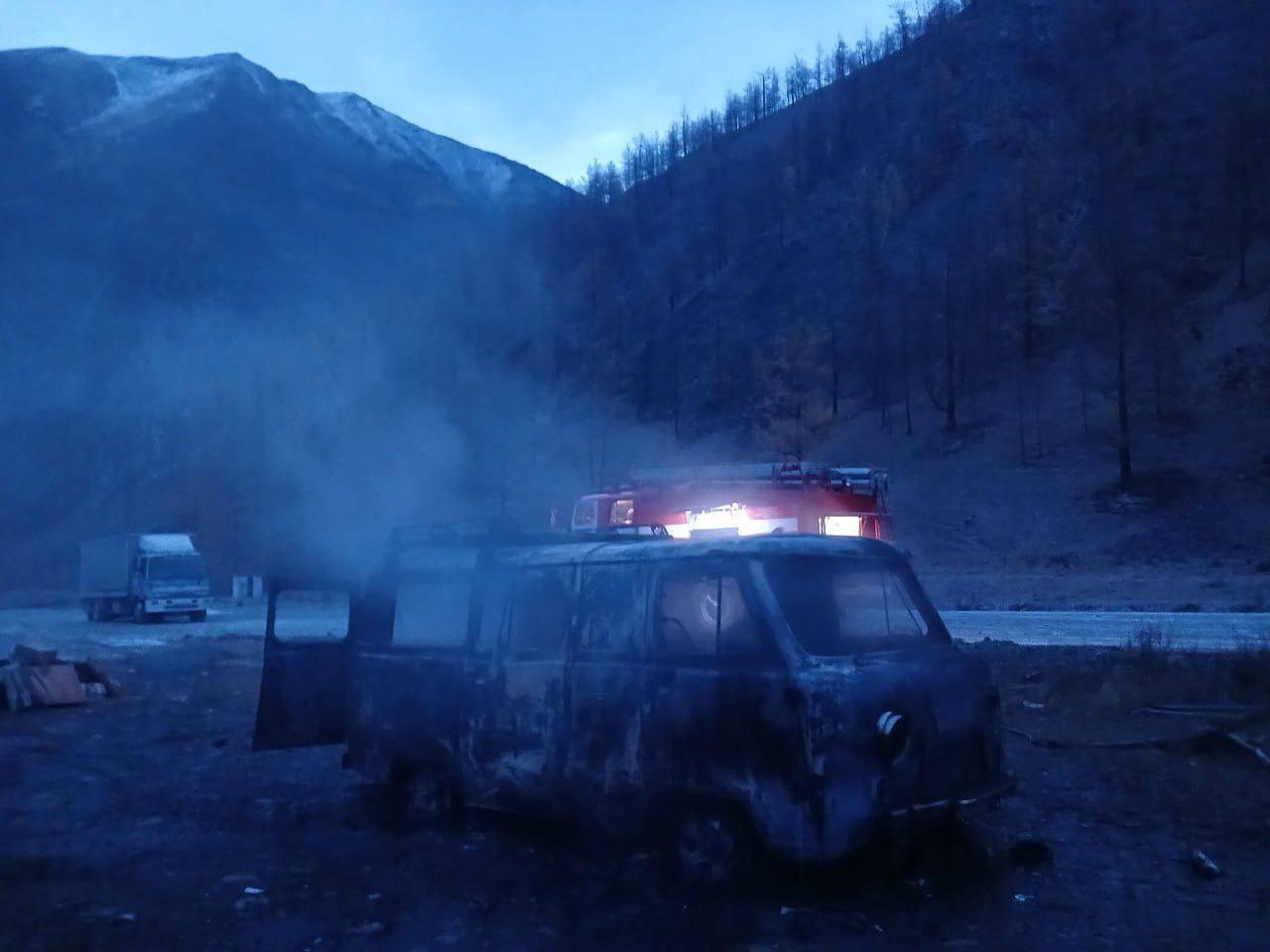 В Монгун-Тайгинском районе загорелся автомобиль УАЗ. Водитель получил ожоги рук и лица.