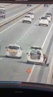 🚨Момент ДТП с переворотом в районе низководного моста попал на камеру. Повезло, что мужика, меняющего колесо, не задело.