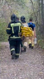 🩼🤕Молодая девушка сломала ногу во время восхождения к вершине в ущелье Дарданеллы — сперва очевидцы ее с вершины спустили вниз, а потом на помощь пришли спасатели.