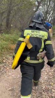 🩼🤕Молодая девушка сломала ногу во время восхождения к вершине в ущелье Дарданеллы — сперва очевидцы ее с вершины спустили вниз, а потом на помощь пришли спасатели.