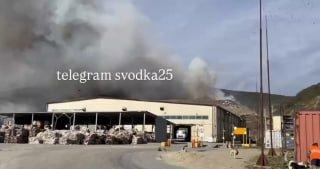 Во Владивостоке с самого утра полыхает свалка в бухте Горностай Нам пишут,...