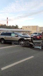 На выезде из Солнечного огромная пробка из-за жесткого ДТП