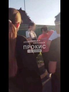 Толпа подростков жестоко избила девочку на камеру в Кузбассе В поселке...