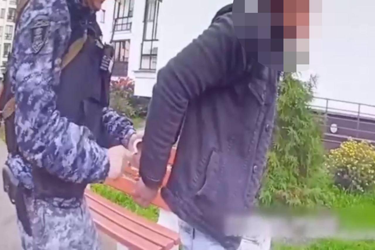 В Петергофе росгвардейцы задержали 31-летнего злоумышленника, который нанес...