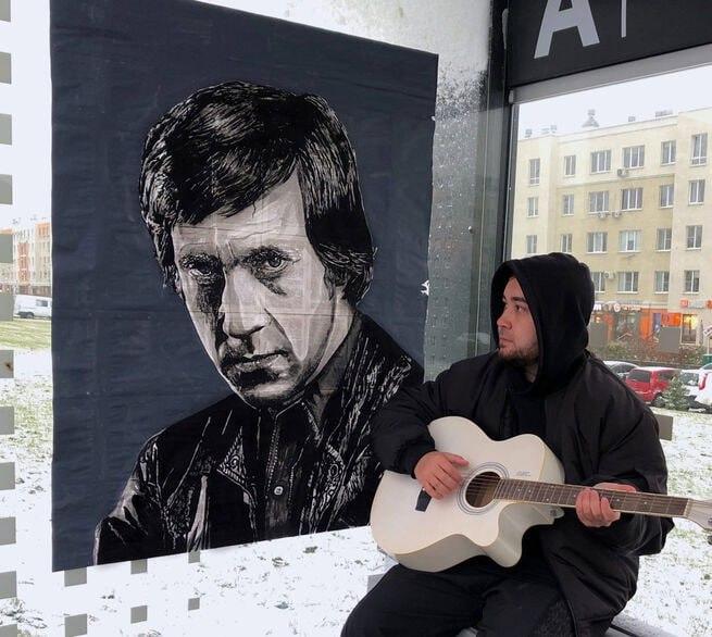 Портрет Высоцкого украсил остановку в Кемерове