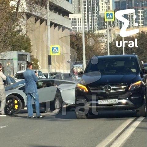 В центре Екатеринбурга — ДТП уровня 