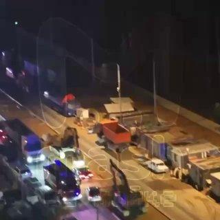 Бдительные жильцы Планерной вызвали пять пожарных машин, чтобы потушить…...