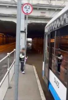 Потоп на Волоколамском шоссе под каналом имени Москвы. Движение временно...