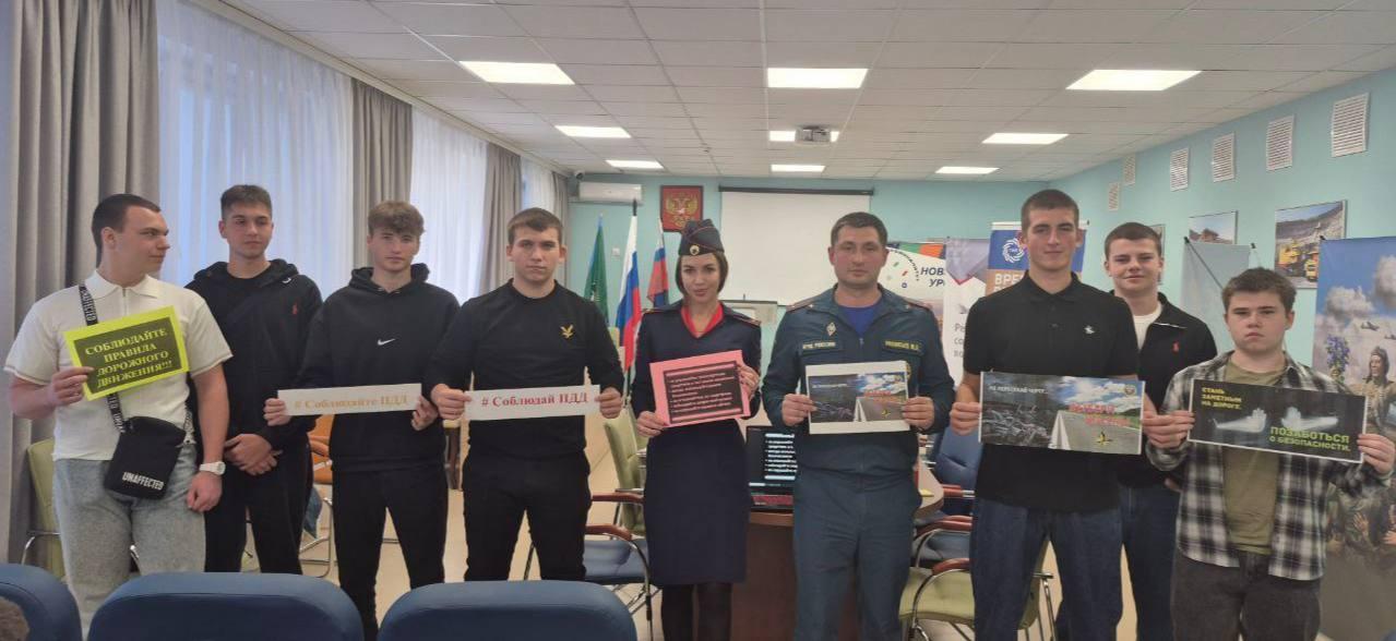 Губкин: «Краш-курс» по дорожной безопасности для студентов — в Горно-политехническом колледже автоинспекторы и спасатели показали кадры последствий ДТП и напомнили о рисках возгорания, обязательном наличии огнетушителя и базовых правилах первой помощи.