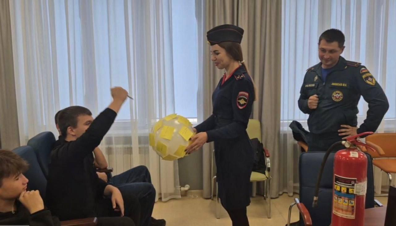Губкин: «Краш-курс» по дорожной безопасности для студентов — в Горно-политехническом колледже автоинспекторы и спасатели показали кадры последствий ДТП и напомнили о рисках возгорания, обязательном наличии огнетушителя и базовых правилах первой помощи.