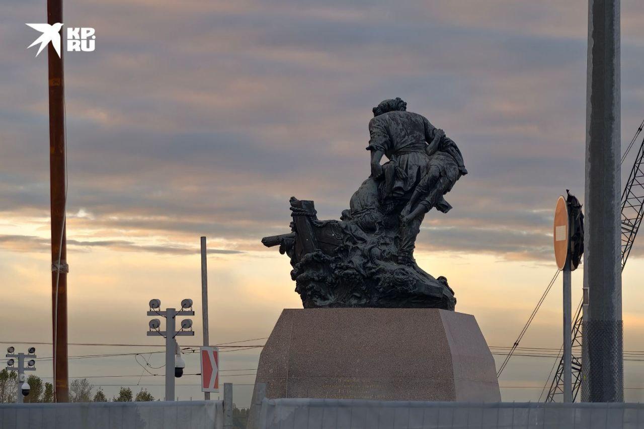 Рядом с «Лахта Центром» продолжается строительство триумфального монумента в честь победы России в Северной войне