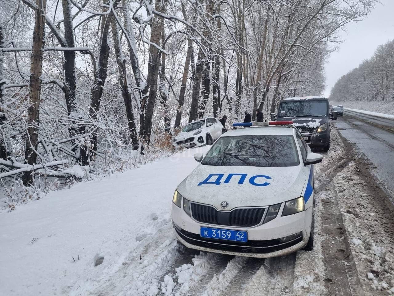 Автомобиль вылетел в кювет на трассе в Кузбассе