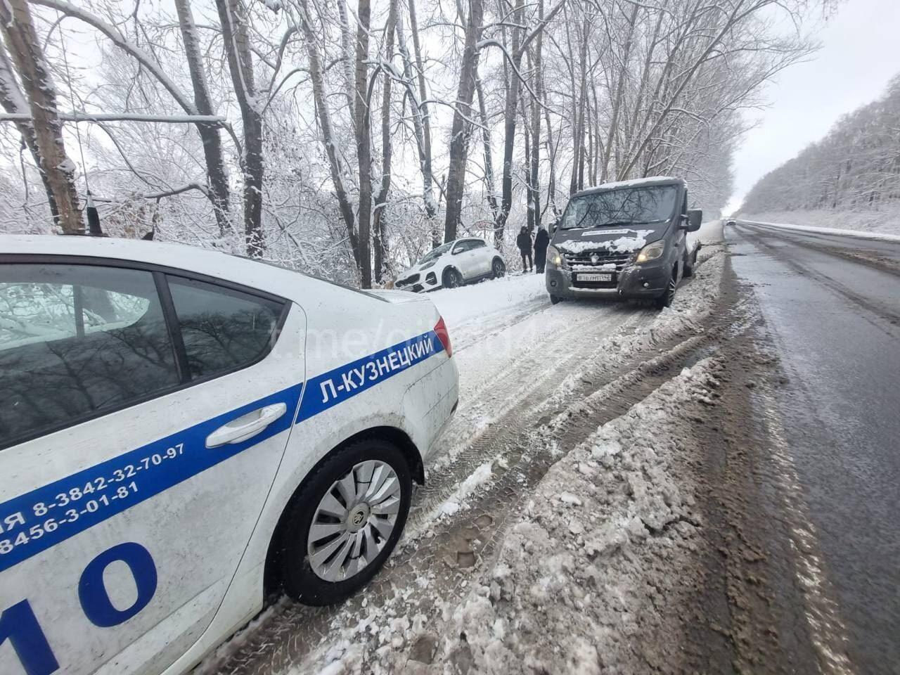 Автомобиль вылетел в кювет на трассе в Кузбассе
