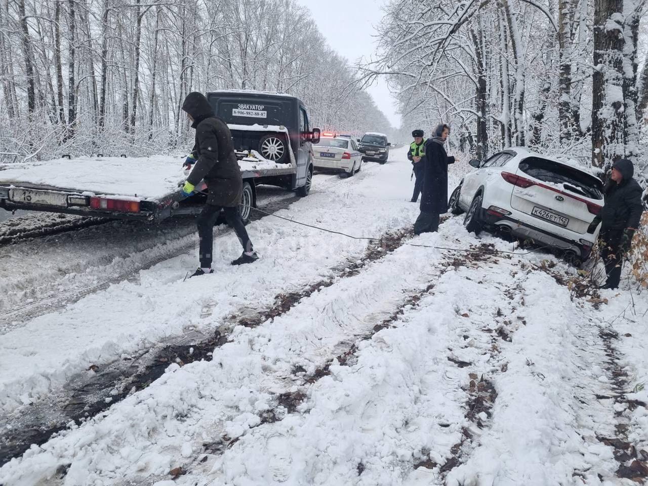 Автомобиль вылетел в кювет на трассе в Кузбассе
