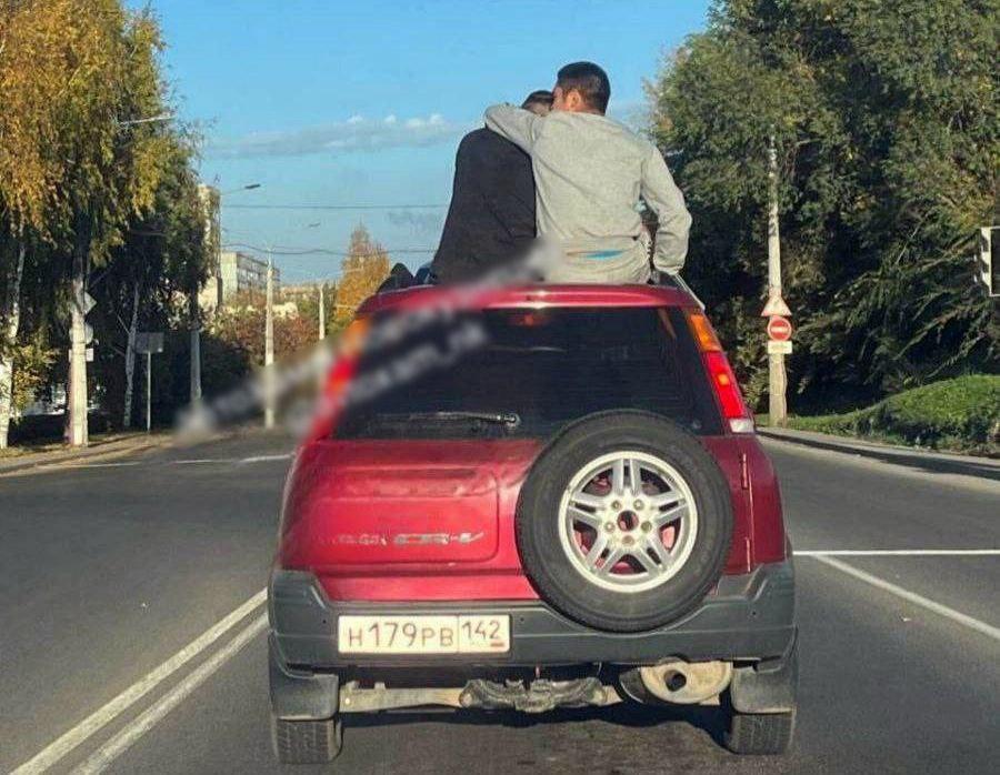 В Новокузнецке полицейские привлекли к ответственности парней, которые решили прокатиться на крыше «Хонды».