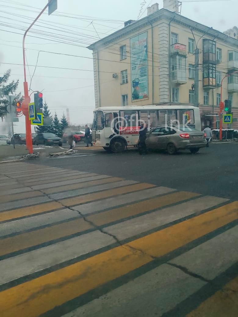 ДТП в Ленинск-Кузнецком, одно произошло на автовокзале. Второе с автобусом...