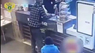 Конструктор в ресторане быстрого питания стал причиной лютого дебоша с применением сапёрной лопаты