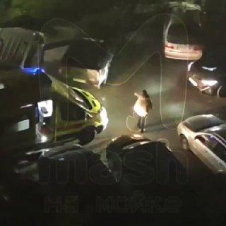 Крайне агрессивная женщина не пропускала машину реанимации в узком дворе на...