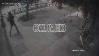 В Екатеринбурге вандалы уничтожили инсталляцию у кофейни в центре города, а затем чуть не устроили пожар