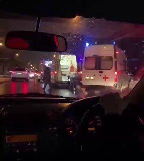 В Новосибирске пьяный 18-летний водитель врезался в остановку с людьми