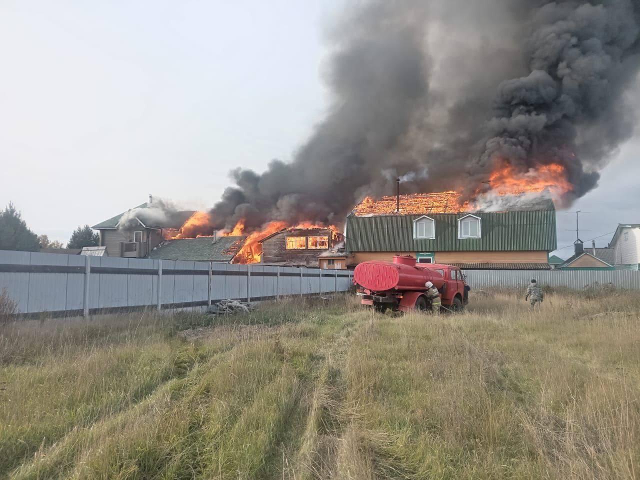Пожар в бурятском селе Старый Энхалук: в огне четыре участка. В двухэтажном...