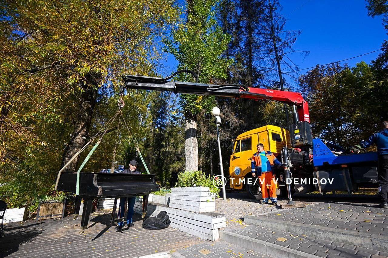 Белгород готовит парки к зиме: начаты сезонные работы в парке Победы.