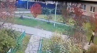 Мужчина нападает на подростков возле школы №19 в Академе. По словам...