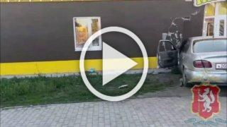Водитель влетел в пивной магазин и сбил трех пешеходов в...