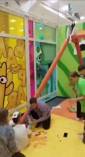 В Омске ребенок упал вместе с тарзанкой в развлекательном центре: конструкция...