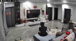 В Китае мужчина случайно убил падчерицу, пытаясь запугать жену во время ссоры