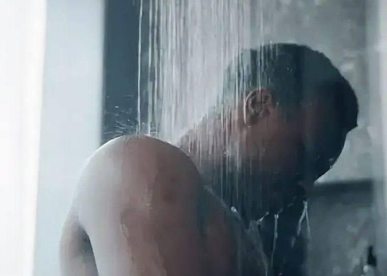 Житель общаги избил незнакомца за то, что он ходил голым перед девочками