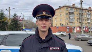 Сотрудники Госавтоинспекции Красноярска устанавливают обстоятельства ДТП, в...