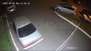 Человек-шлагбаум В Братске по улице Рябикова, 15 «супергерой» сначала...