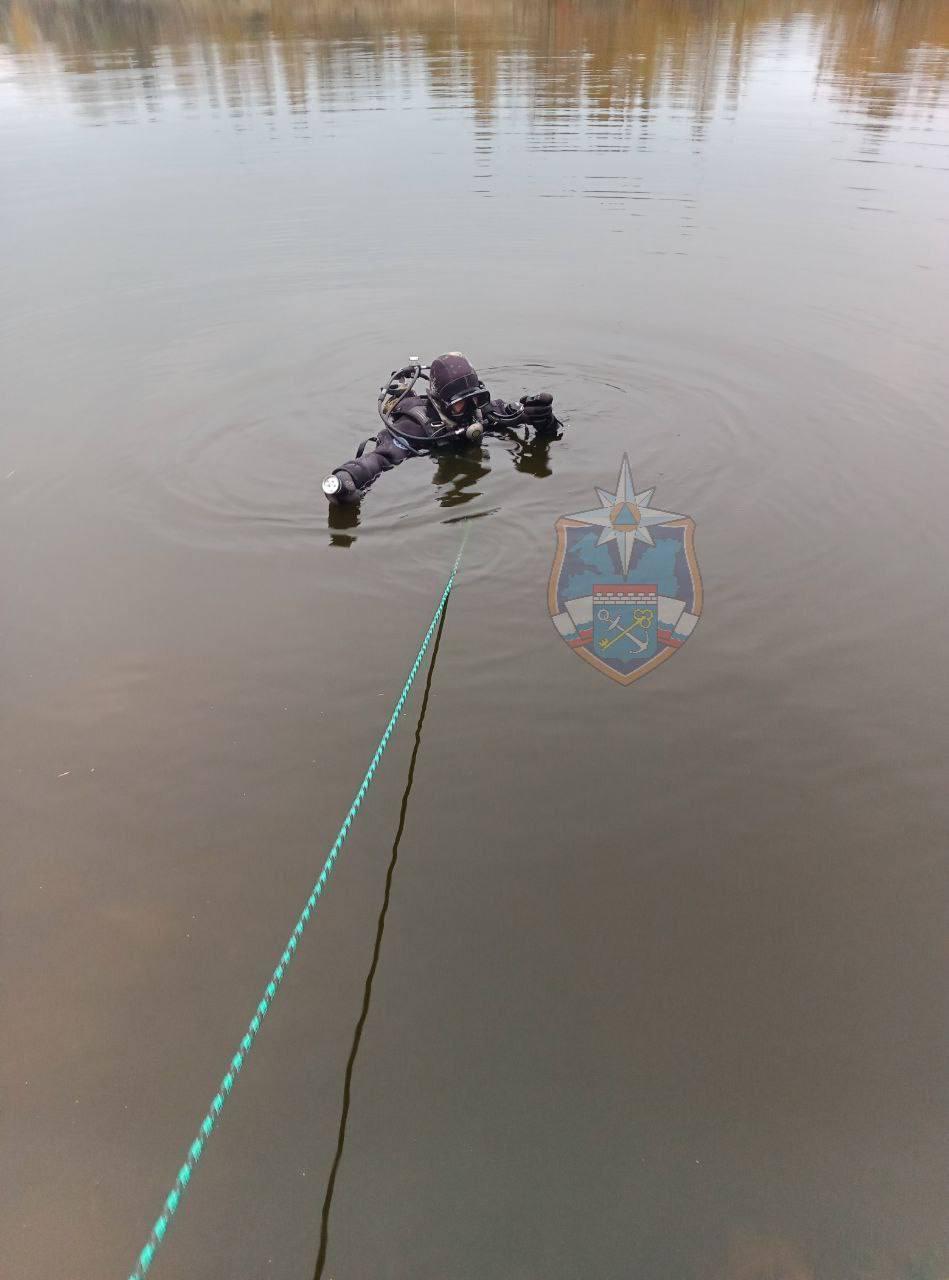 Из карьера Фосфорит извлекли автомобиль ВАЗ с телом водителя. Спасатели с...