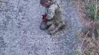 Страшные кадры с фронта: украинский боец лишился кистей после удара дрона, но смог обрубками рук вызвать помощь