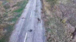 Страшные кадры с фронта: украинский боец лишился кистей после удара дрона, но смог обрубками рук вызвать помощь