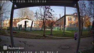 В Свердловской области мусоровоз задавил 89-летнюю бабушку: страшные кадры попали на видео