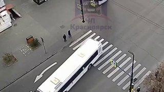 Автобус сбил пожилого мужчину в центре Красноярска