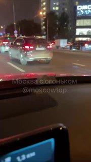 На Долгопрудной аллее машина стояла у дороги. Через какое-то время водитель...