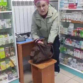 Пенсионерка насрала прямо в аптеке, потому что её не пустили в туалет