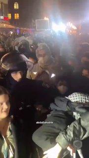 В Берлине полицейский заехал кулаком по лицу мусульманке в хиджабе