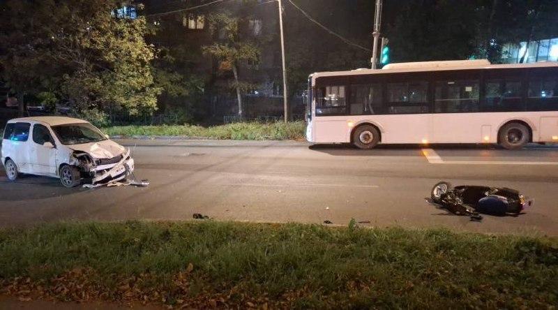 🗣Во Владивостоке на Сахалинской 15-летний подросток с подружкой на мопеде влетели в автомобиль