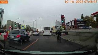 В Воронеже автобус насмерть сбил велосипедиста, который выехал под колёса. На...