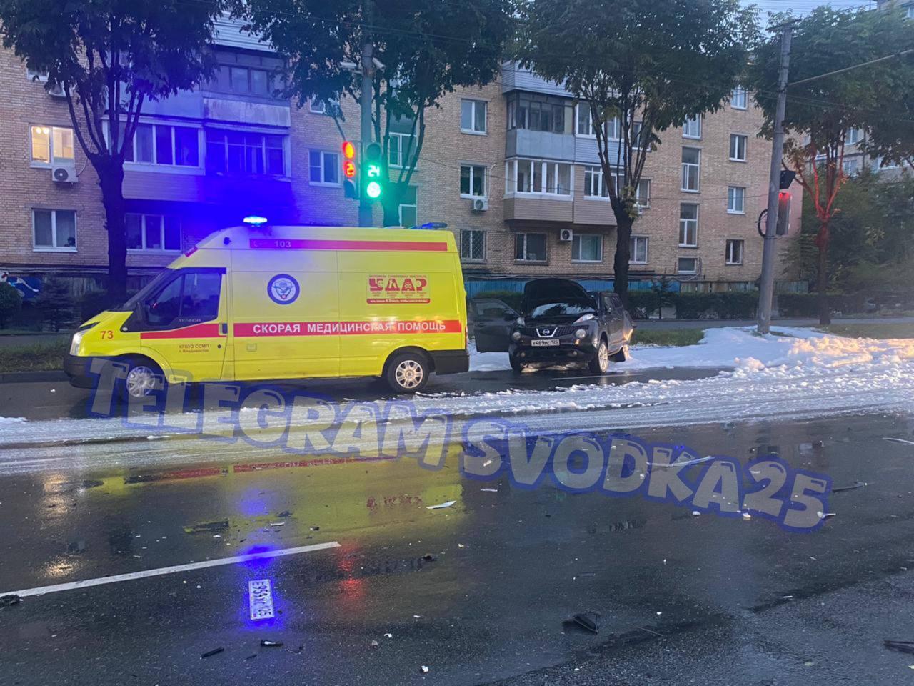 🗣Во Владивостоке на Русской Mercedes снес Nissan Juke, который от удара...