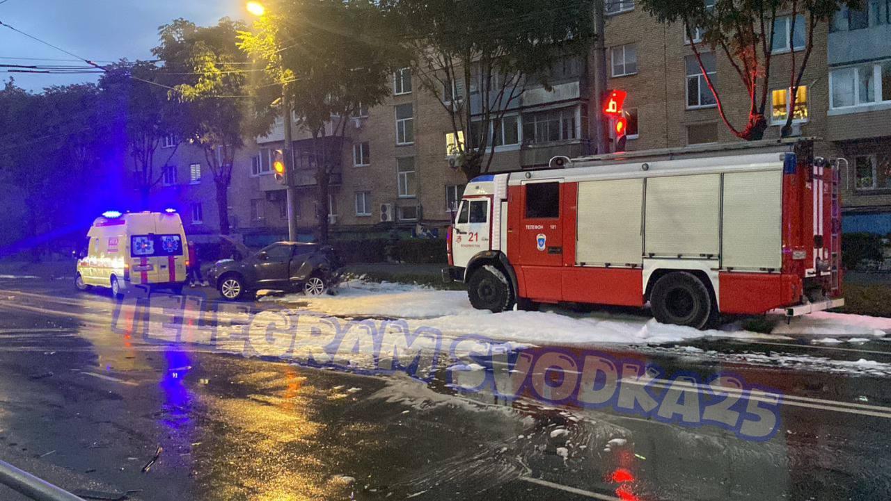 🗣Во Владивостоке на Русской Mercedes снес Nissan Juke, который от удара...