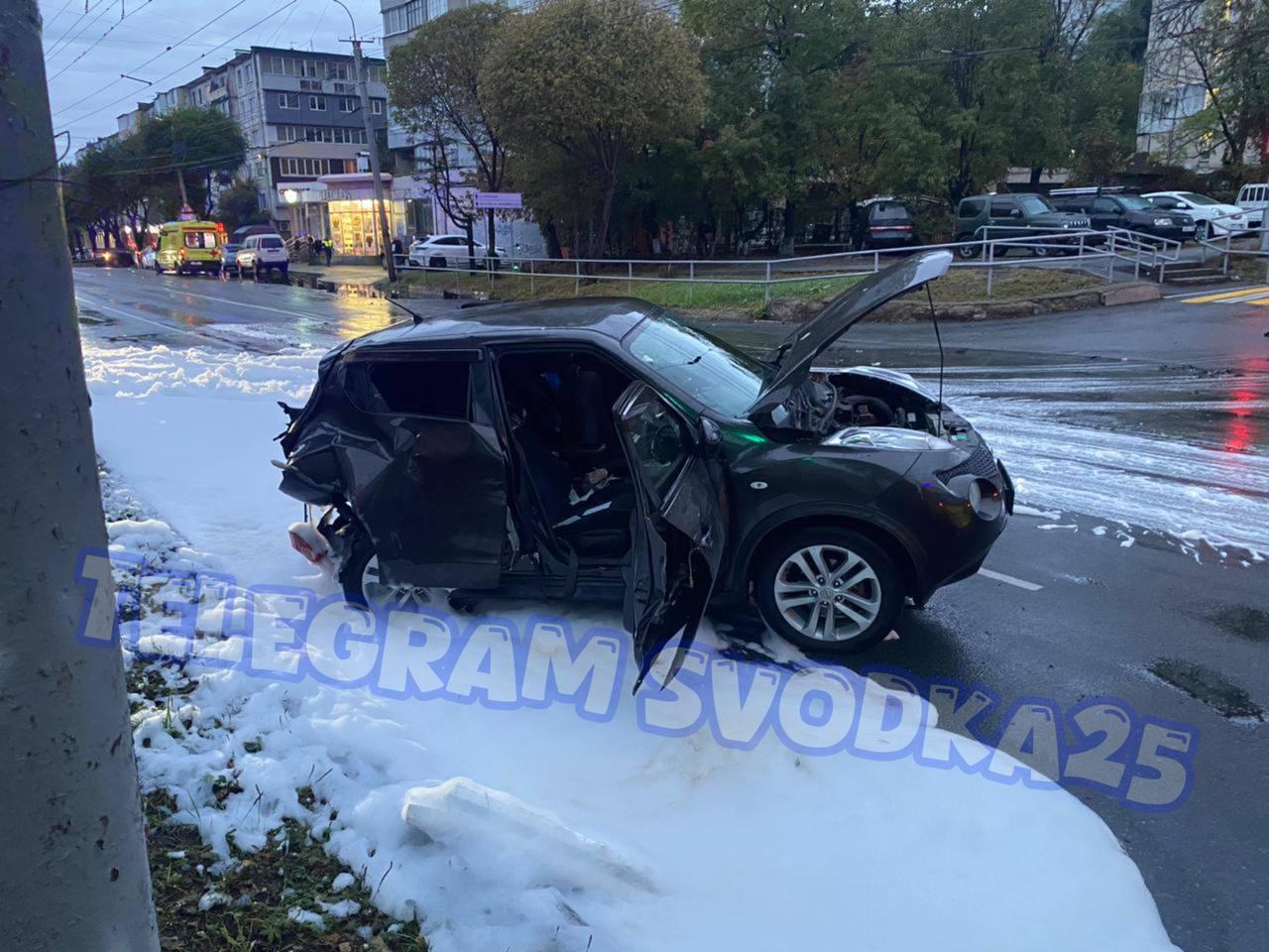 🗣Во Владивостоке на Русской Mercedes снес Nissan Juke, который от удара...
