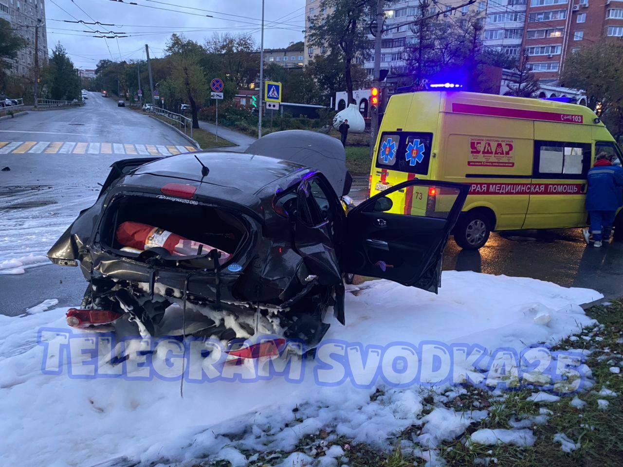 🗣Во Владивостоке на Русской Mercedes снес Nissan Juke, который от удара...